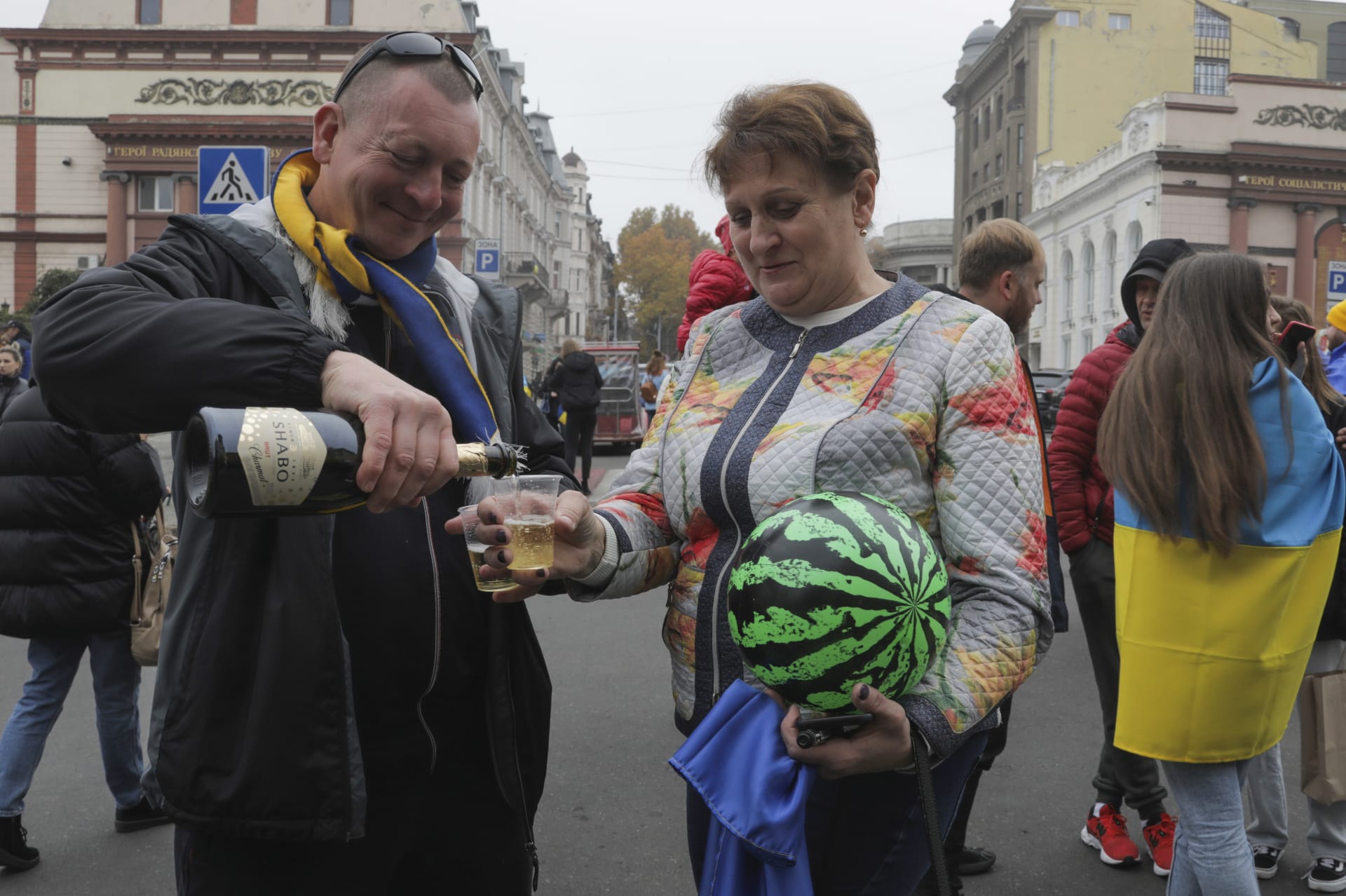 Ukrajinci se shromažďují v centru města na oslavu znovudobytí Chersonu