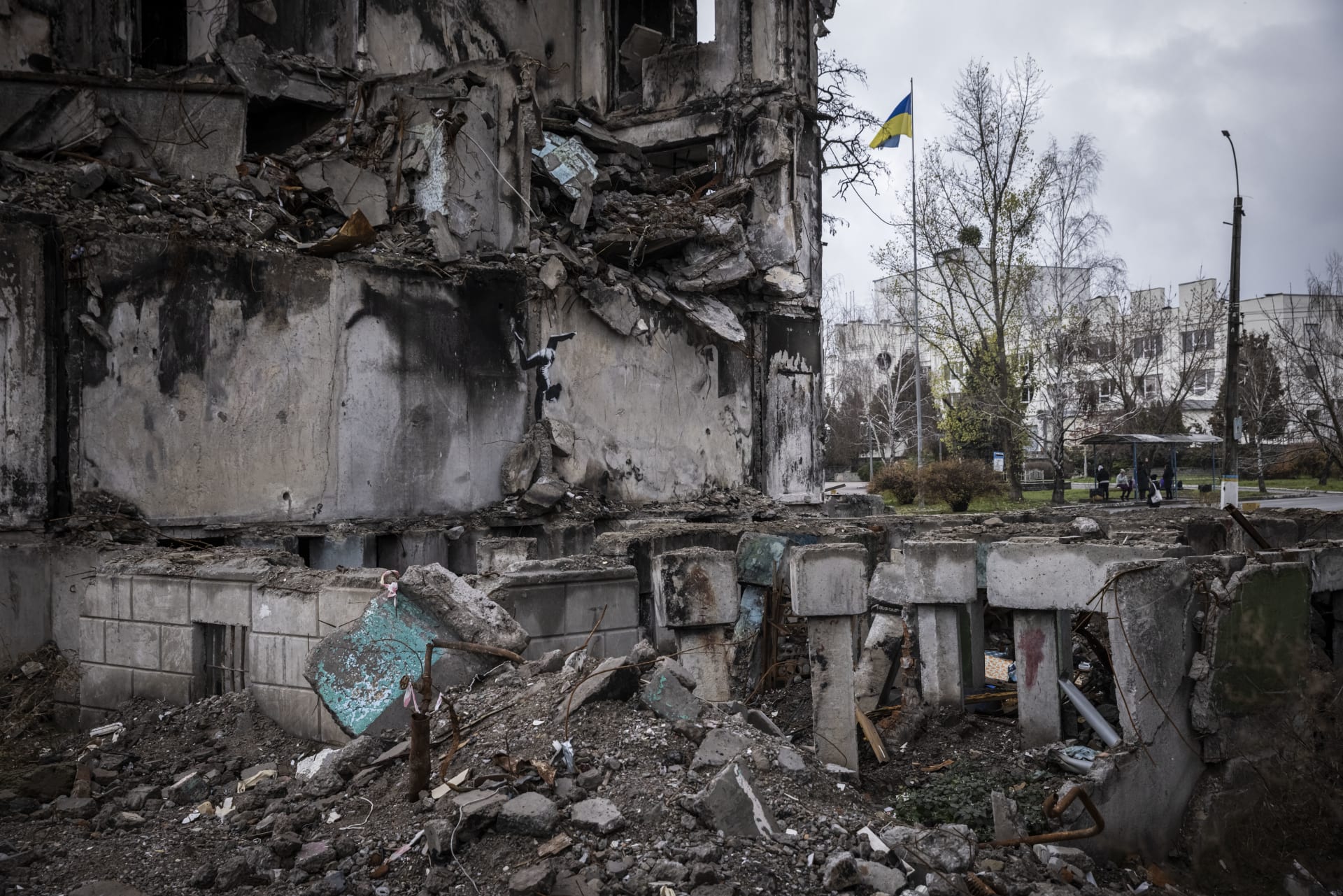 Na zdi zničené budovy ve městě Irpiň 11. listopadu 2022 v Kyjevské oblasti na Ukrajině je vidět graffiti ženy v trikotu a s nákrčníkem mávající stuhou. Tento snímek ale Banksy zatím na svém Instagramu nezveřejnil. 