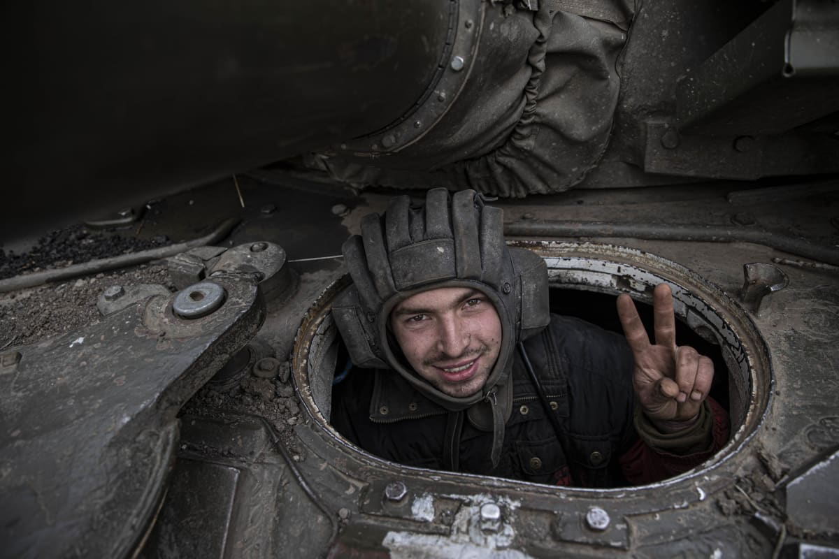 Ukrajinský voják v tanku směřující k Chersonské frontě na Ukrajině 9. listopadu 2022. 