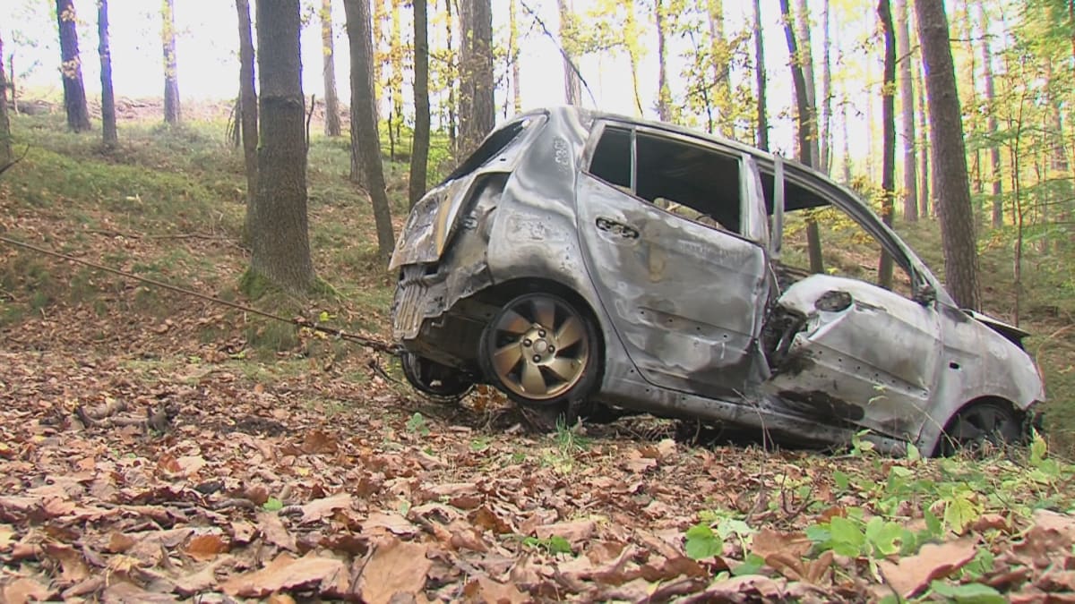 Kriminalisté na Českolipsku našli auto s ohořelým torzem. 