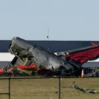 Na letecké přehlídce v Dallasu se srazila dvě letadla.