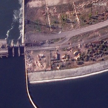 Satelitní snímky ukazují zničenou hráz.