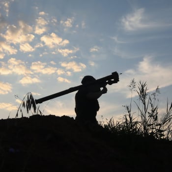 Protiletadlový střelec jednotky úkolového uskupení Národní gardy Ukrajiny používá proti konkrétním cílům prostředky protiletadlové obrany. (10. srpna 2022)