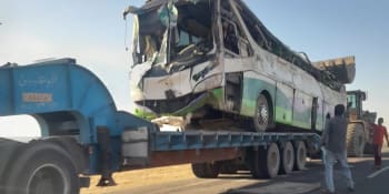 Tragická nehoda autobusu v Egyptě. Zřítil se do kanálu, nejméně 19 lidí zemřelo