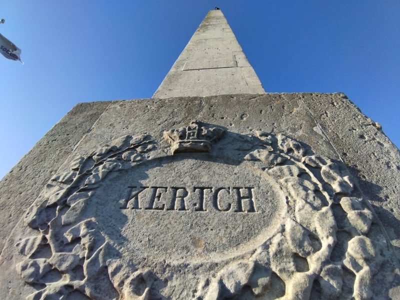 Život vs. válka. Pomník obětem Krymské války v anglickém Portshmouthu.