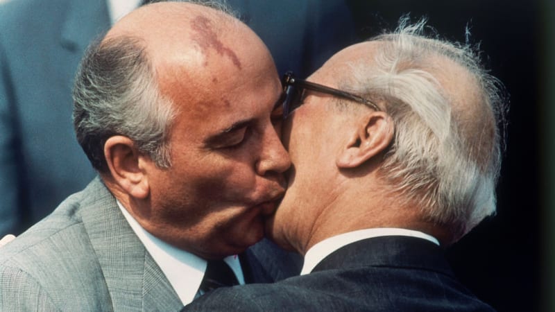 Slavný polibek Michaila Gorbačova a Ericha Honeckera