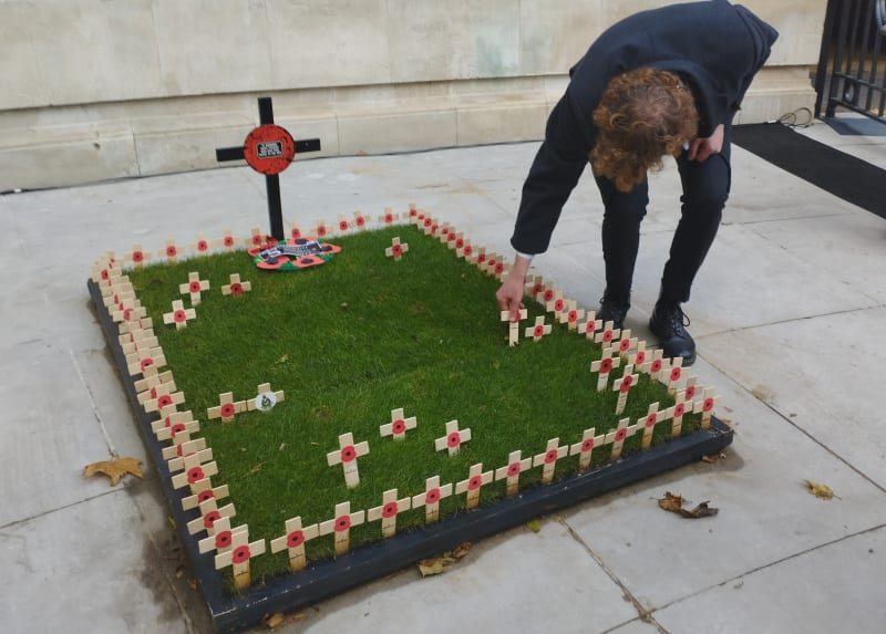 Ze vzpomínkových akcí na oběti válek a k úctě veteránů, které se tento víkend konají ve Velké Británii. Snímky z přístavu Portsmouth, kde se nachází strategická námořní základna.