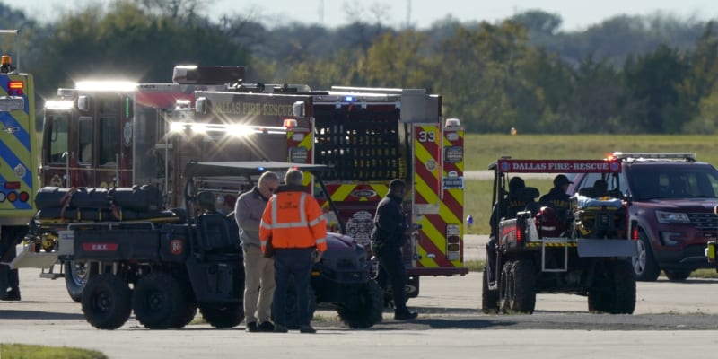 Během letecké přehlídky v Dallasu se srazila dvě letadla.