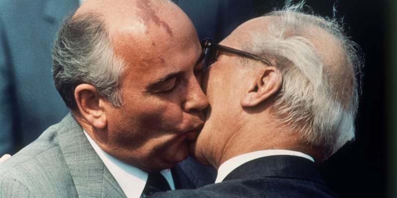 Slavný polibek Michaila Gorbačova a Ericha Honeckera