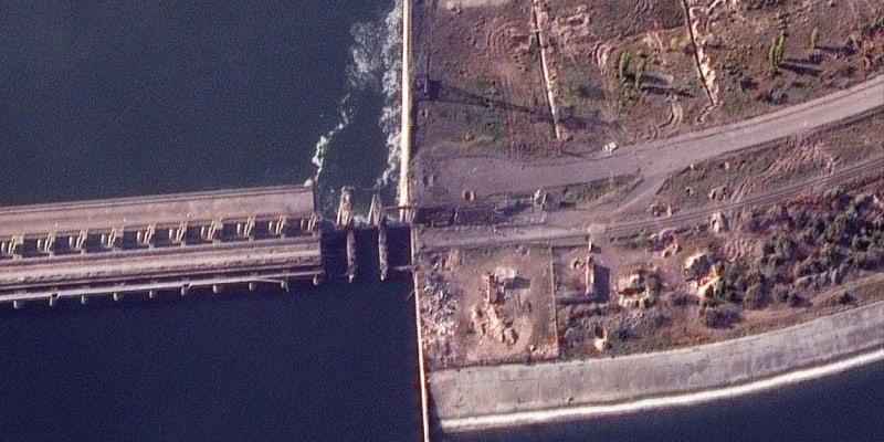 Satelitní snímky ukazují zničenou hráz.