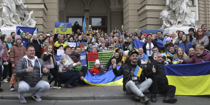 Ukrajinci se shromažďují v centru města na oslavu znovudobytí města Cherson