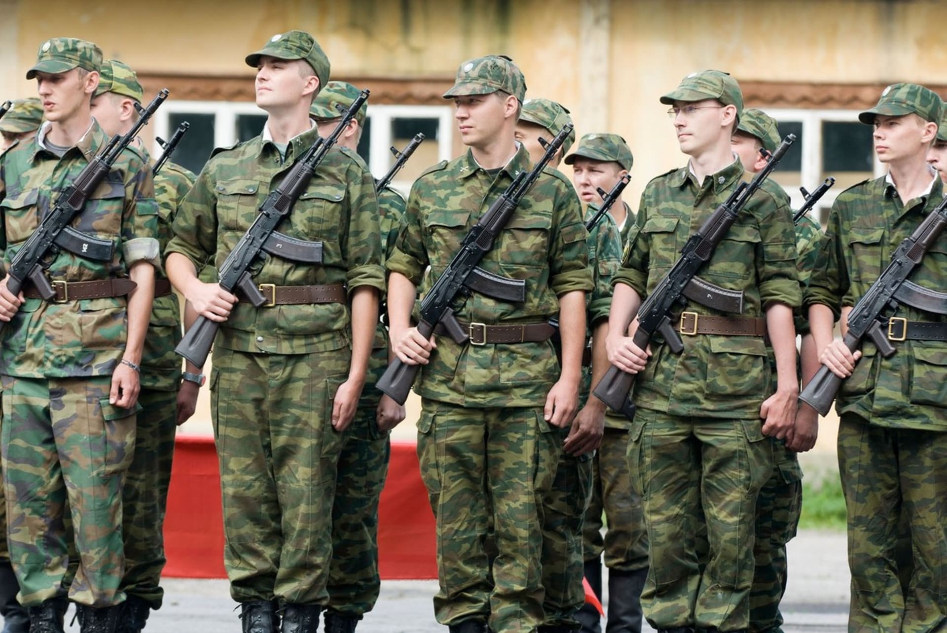 Mladí vojáci na přehlídce těsně před vojenskou přísahou.