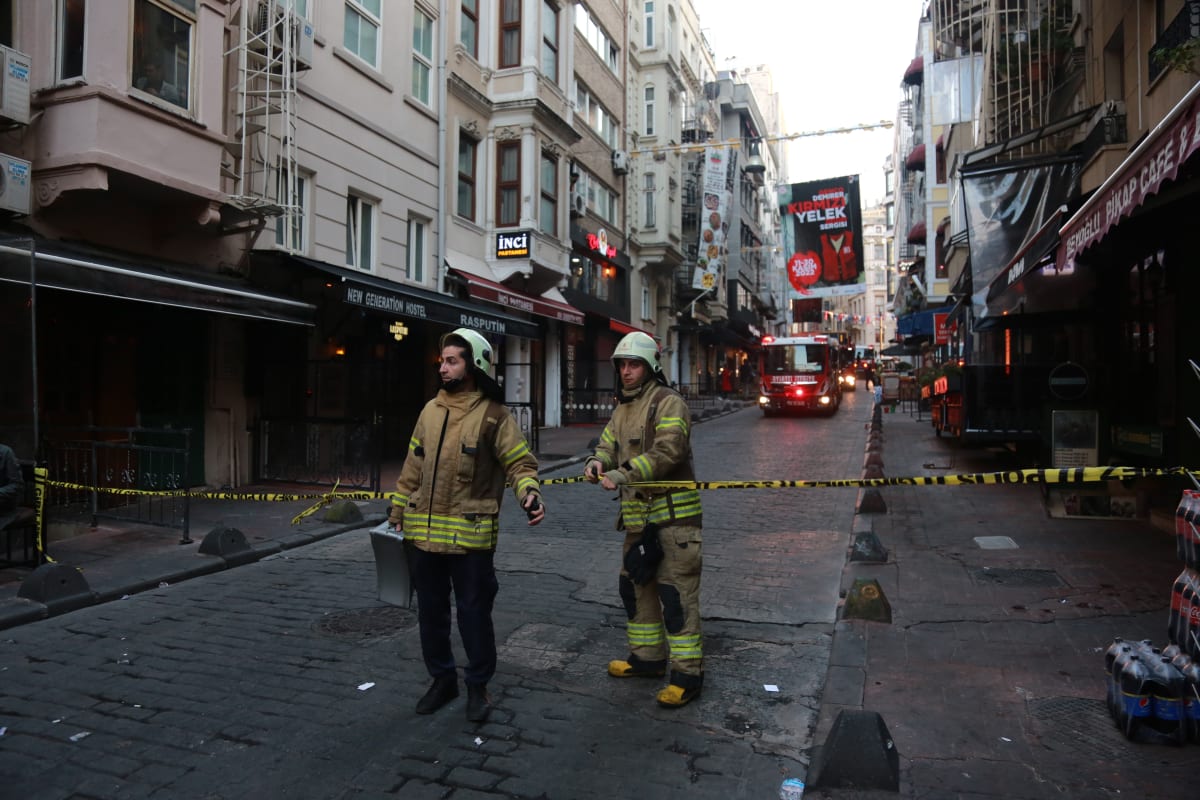 Výbuch v centru Istanbulu zabil šest lidí a více než 80 zranil.