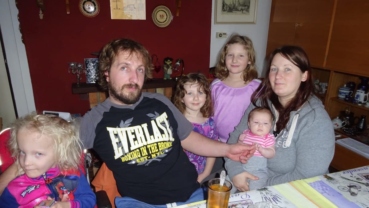 Sedmiletá Sofinka (vlevo) s rodiči a sourozenci. Podle lékařů se neměla dožít pěti let. 