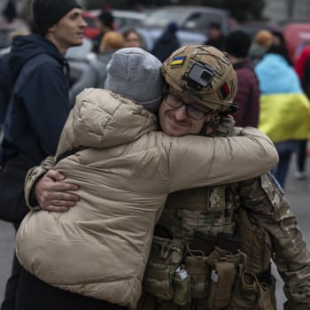 Lidé v Chersonu vítají ukrajinské vojáky 