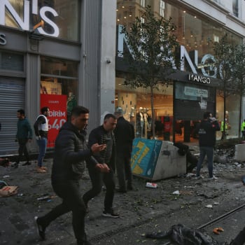 Výbuch v centru Istanbulu zabil šest lidí a více než 80 zranil.