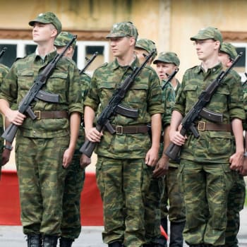 Mladí vojáci na přehlídce těsně před vojenskou přísahou.