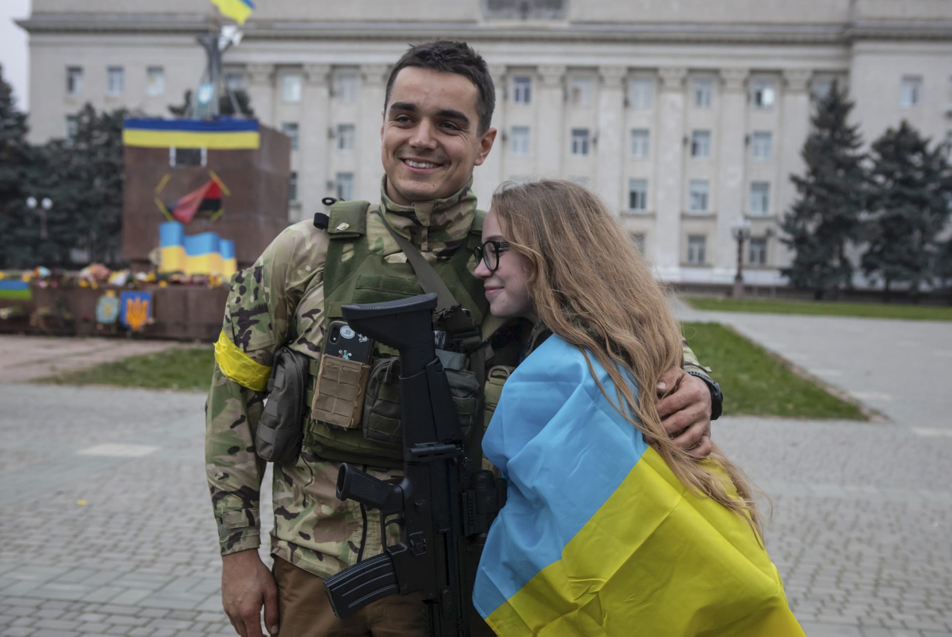 Rusové Cherson nedávno opustili a do města vstoupili ukrajinští vojáci. Ti se dočkali velmi vřelého přivítání od místních obyvatel.