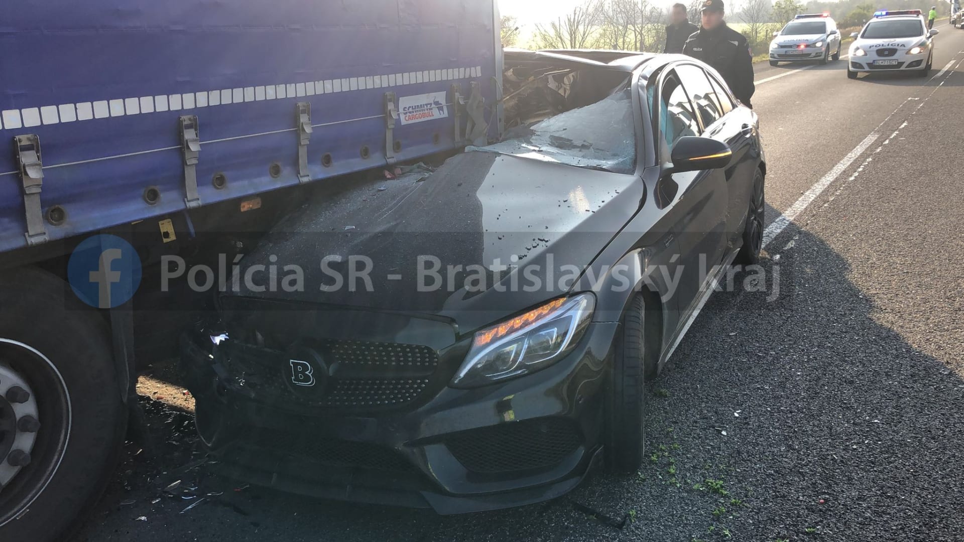 Auto Nely Slovákové srážka s kamionem velmi poškodila (14. 11. 2022).