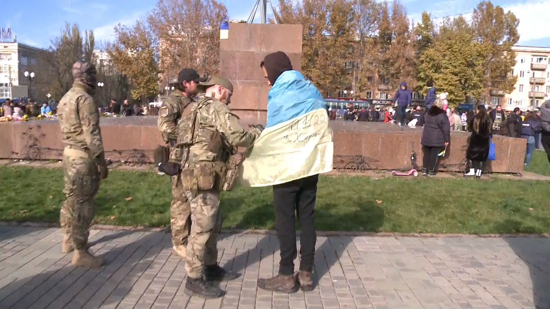 Ukrajinci se radují z osvobození Chersonu.