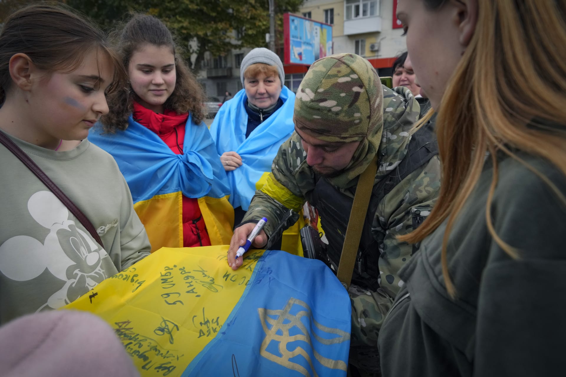 Ukrajinci slaví osvobození Chersonu.