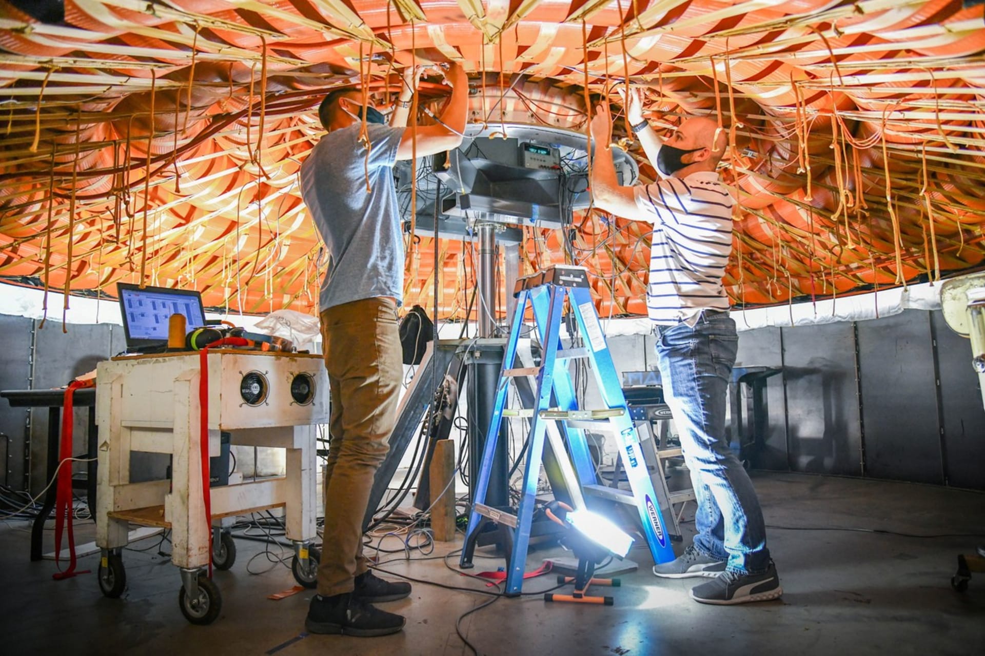 Technici připravují létající talíř LOFTID k testu