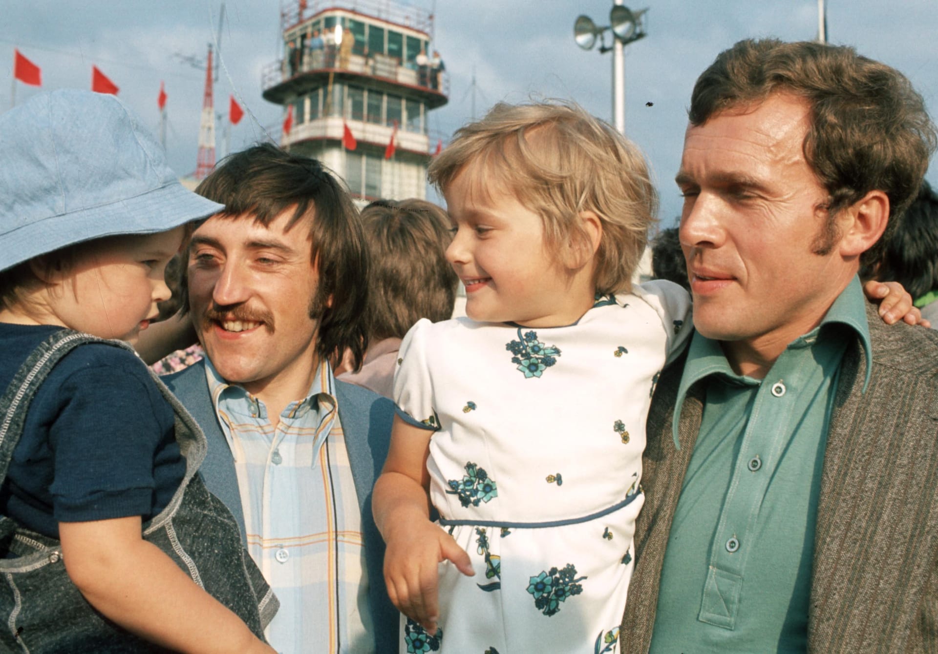Antonín Panenka a Ivo Viktor s dcerami v náručí po příletu z vítězného ME v Jugoslávii 1976