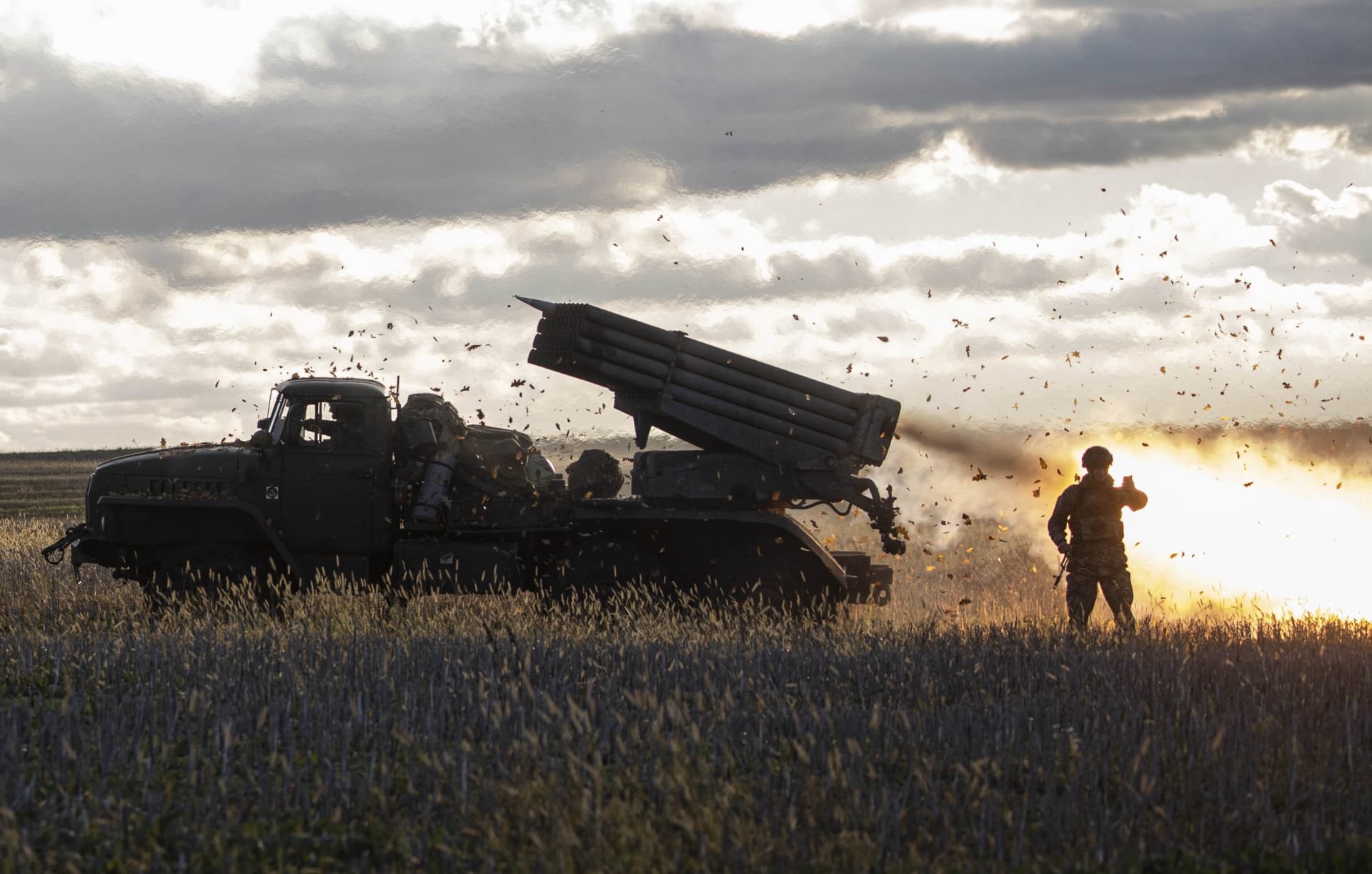 Ruské cíle jsou zasaženy raketami Grad raketové roty 53. mechanizované brigády ukrajinských vojenských sil v Bachmutu, Doněcká oblast, Ukrajina 28. října 2022. 