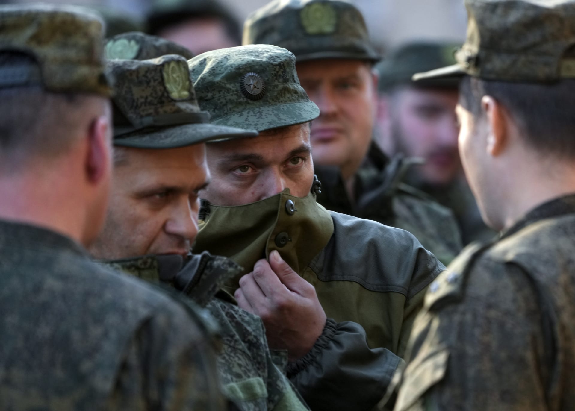 Ruští občané povolaní během částečné mobilizace jsou vidět, jak jsou odesíláni do oblastí bojové koordinace po povolání do armády pro rusko-ukrajinskou válku v Moskvě, Rusko, 10. října 2022.