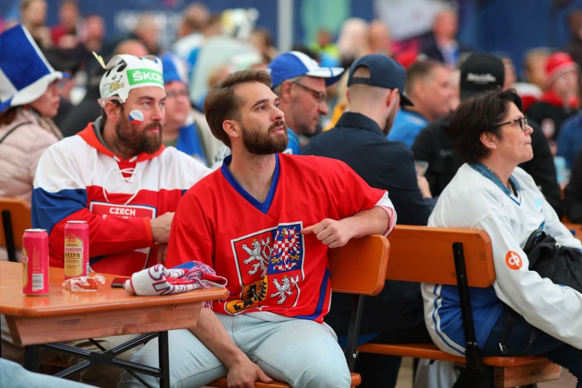 Někteří čeští fanoušci utkání s národním týmem sledovali z fan zóny ve Finsku. 