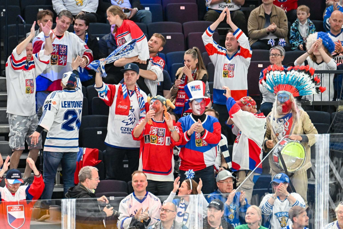 Čeští fanoušci národní tým na MS v hokeji 2022 podpořili i přímo z hlediště.