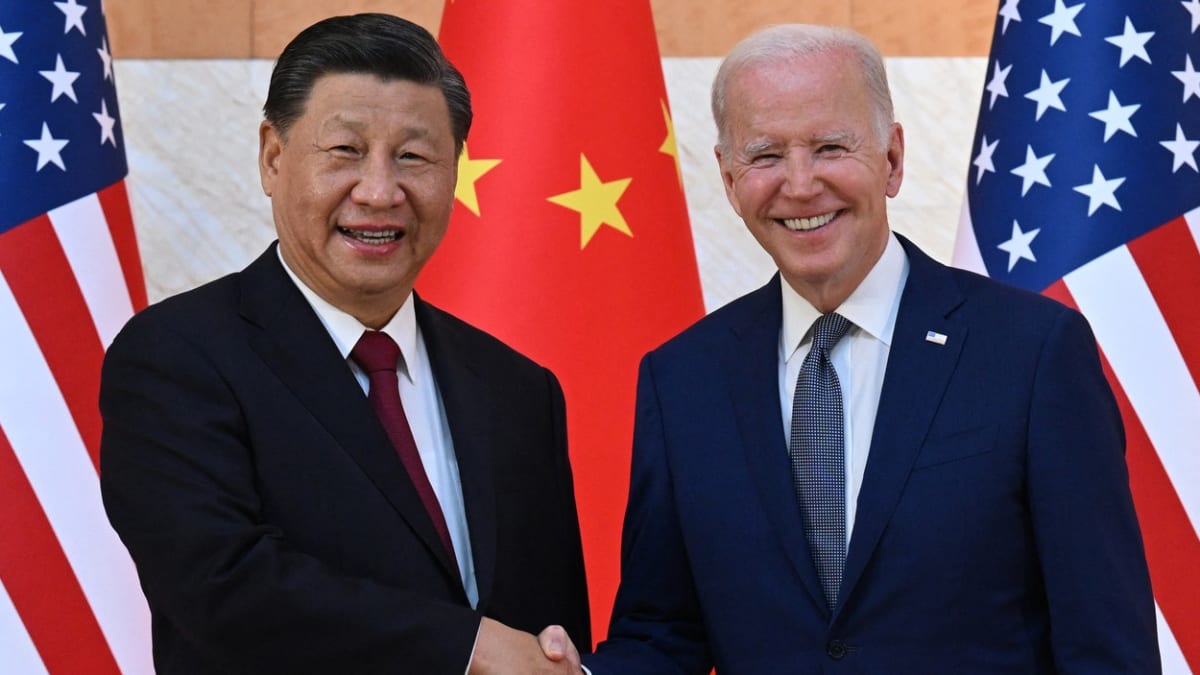 Čínský prezident Si Ťin-pching (vlevo) a jeho americký protějšek Joe Biden