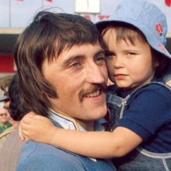Antonín Panenka s dcerou po příletu z vítězného ME v Jugoslávii 1976.