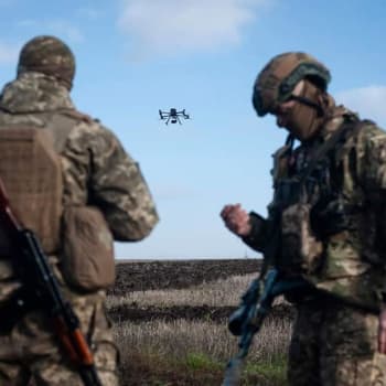 Ukrajiští vojáci ovládají bezpilotní letoun.