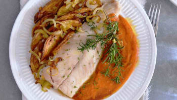Ryba pečená na bramborách po řecku se španělskou rajčatovo-ořechovou omáčkou romesco