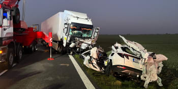 Děsivá nehoda na Královéhradecku. Řidič SUV vjel přímo pod kola kamionu, čelní srážku nepřežil