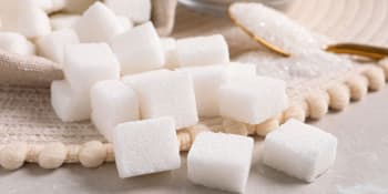 Podezřelé ceny cukru. Antimonopolní úřad odhalil výrazné navýšení marží na pultech řetězců