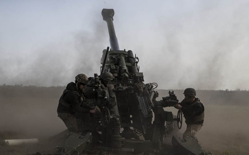 Houfnice ukrajinské dělostřelecké baterie při 59. mechanizované brigádě střílí na body kontrolované ruskými jednotkami, aby podpořila ukrajinskou armádu v pokračující rusko-ukrajinské válce v Chersonské oblasti na Ukrajině 5. listopadu 2022. 