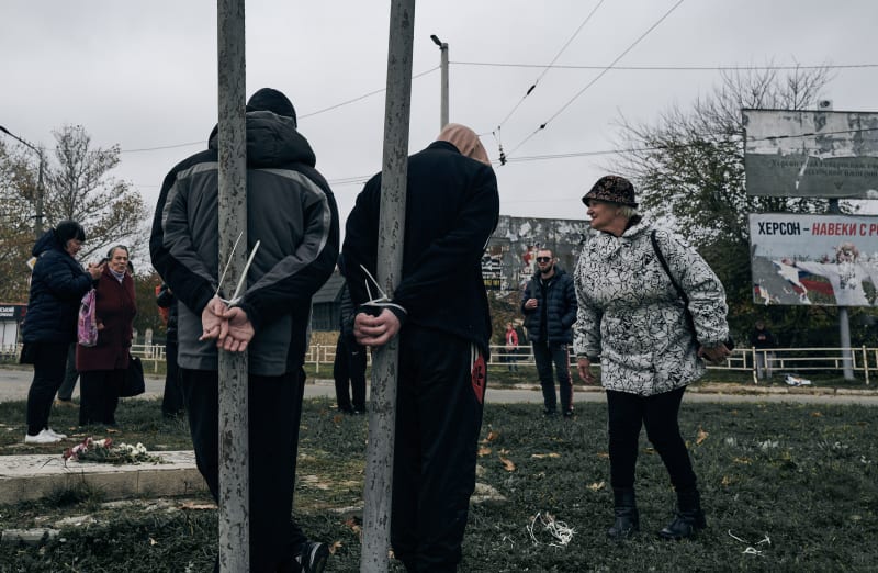 Ukrajinci v Chersonu se vypořádávají s proruskými kolaboranty.