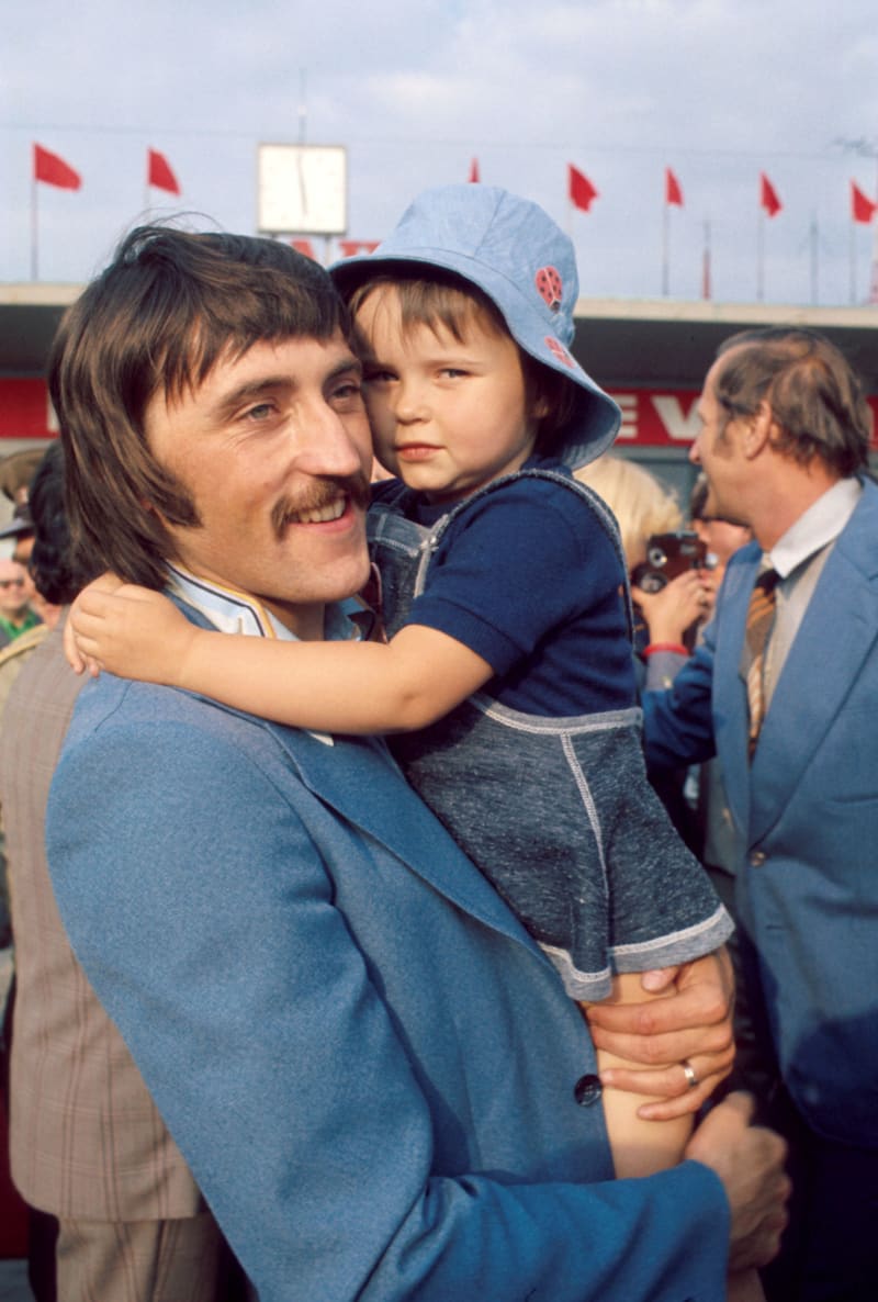 Antonín Panenka s dcerou v náručí po příletu z vítězného ME v Jugoslávii 1976.