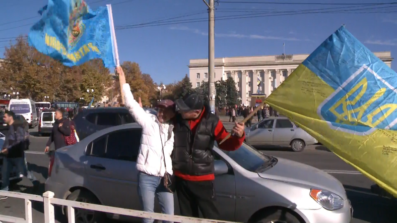 Ukrajinci se radují z osvobození Chersonu.