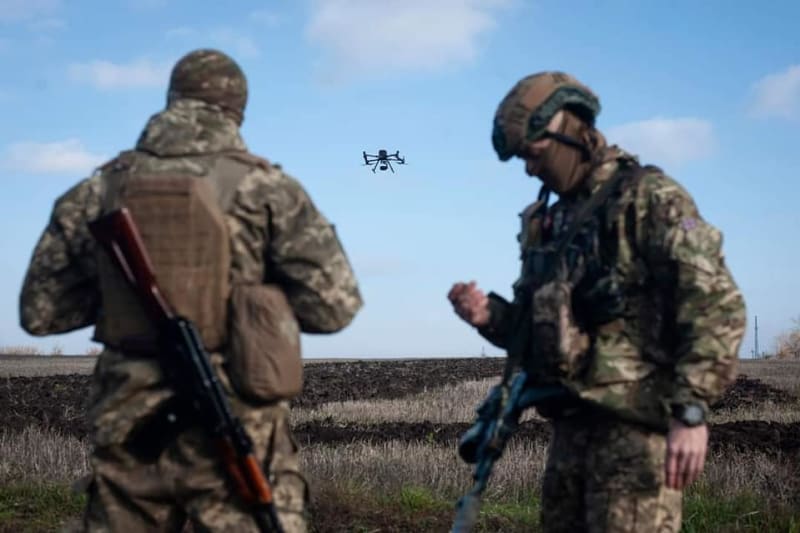 Ukrajinští vojáci ovládají bezpilotní letoun.