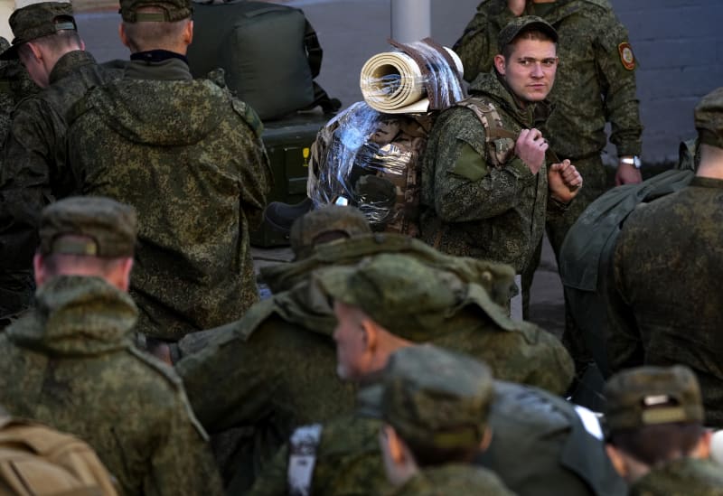 Ruští občané povolaní během částečné mobilizace jsou vidět, jak jsou odesíláni do oblastí bojové koordinace po povolání do armády pro rusko-ukrajinskou válku v Moskvě, Rusko, 10. října 2022.