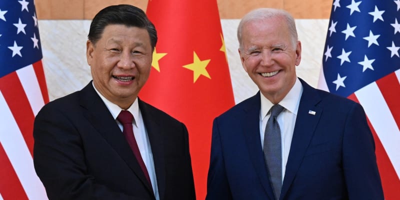 Čínský prezident Si Ťin-pching (vlevo) a jeho americký protějšek Joe Biden