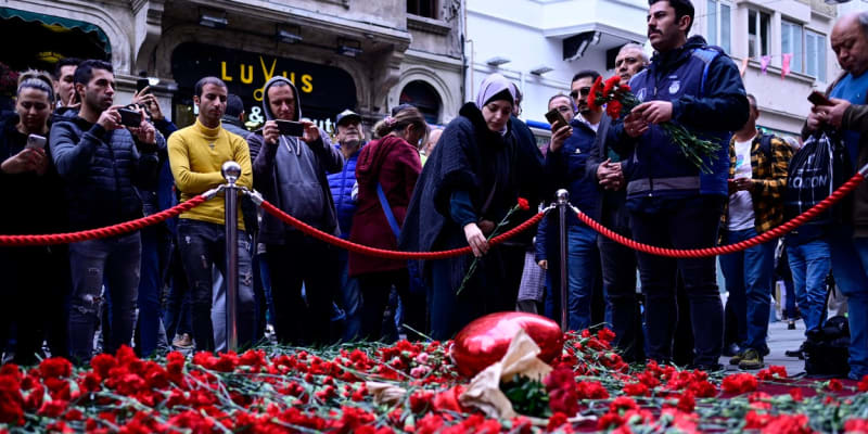 Občané se přišli rozloučit s oběťmi výbuchu v Istanbulu.