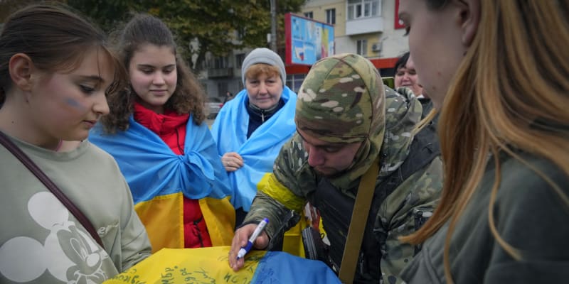 Ukrajinci slaví osvobození Chersonu.