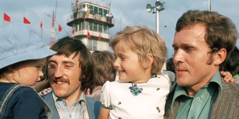 Antonín Panenka a Ivo Viktor s dcerami v náručí po příletu z vítězného ME v Jugoslávii 1976.