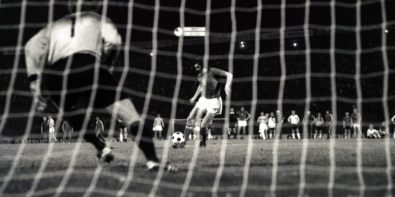 Panenka střílí rozhodující penaltu v zápase proti Západnímu Německu v roce 1976.