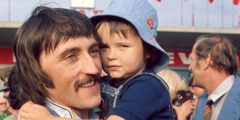 Antonín Panenka s dcerou v náručí po příletu z vítězného ME v Jugoslávii 1976.