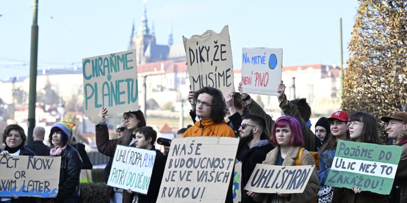 Za klima protestují i pražští vysokoškoláci.